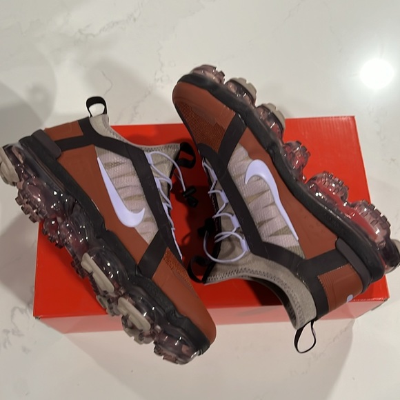 NEW WOMENS NIKE AIR VAPORMAX UTILITY Size 8 Cinnamon/Purple Agate-Burgundy Ash - Picture 9 of 17